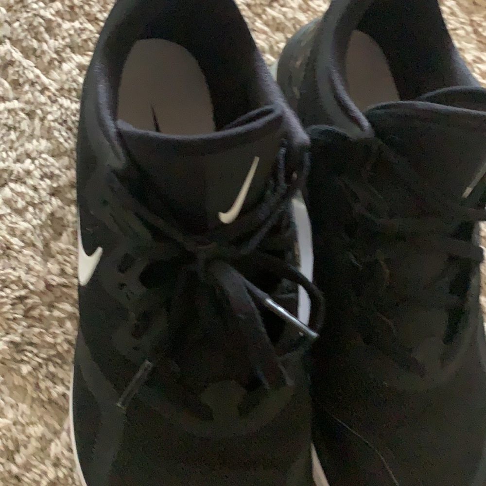 Nike Black and White Low-Top Athletic Sneakers - Picture 11 of 12